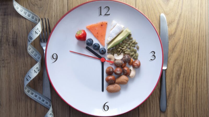 朝断食を表す時計の画像