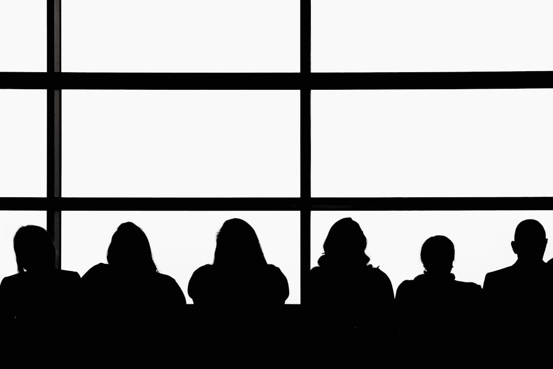 非公開の会議で議論するイメージ