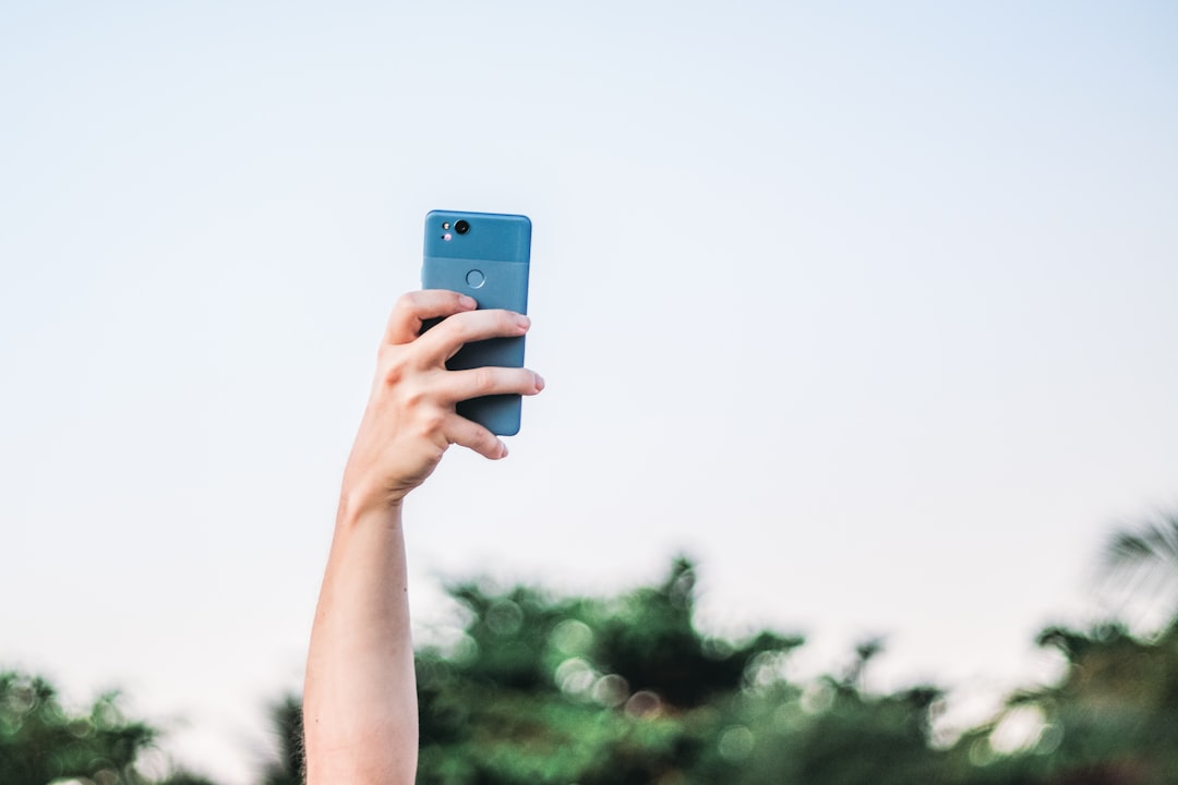 スマートフォンでニュースフィードを閲覧する様子
