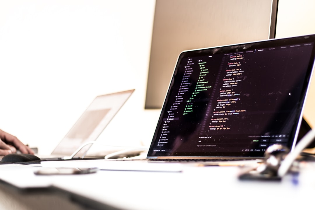 ソースコードが表示されたノートパソコン