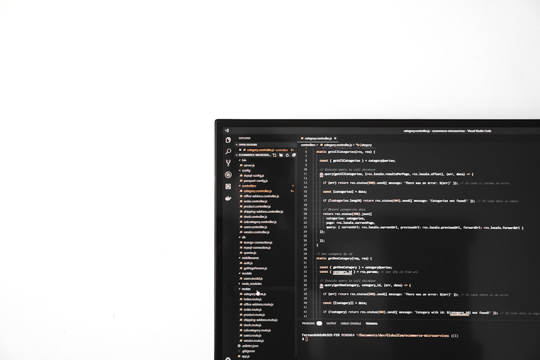 プログラミングコードが映るモニター