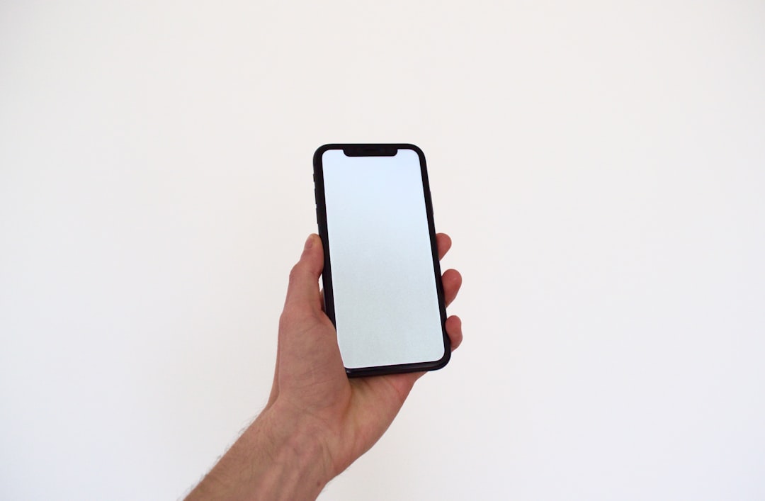 スマートフォンを手に持つ人
