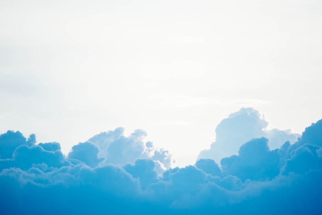 青空に浮かぶクラウドを象徴する雲