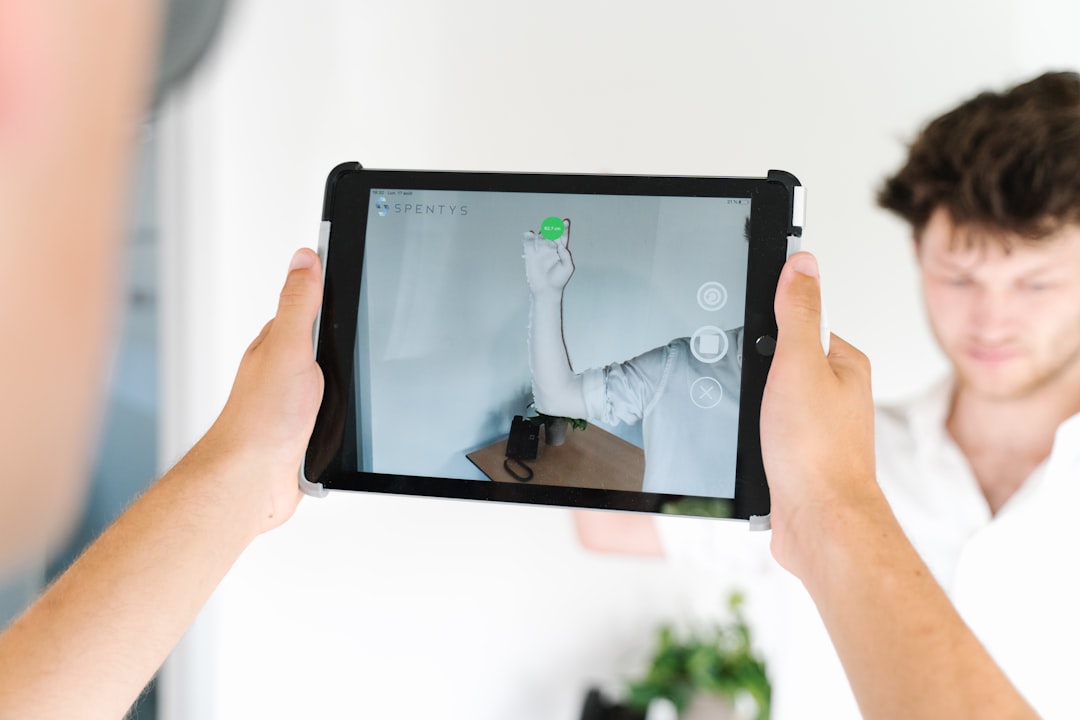 タブレットでのビデオ通話を行う人の手元