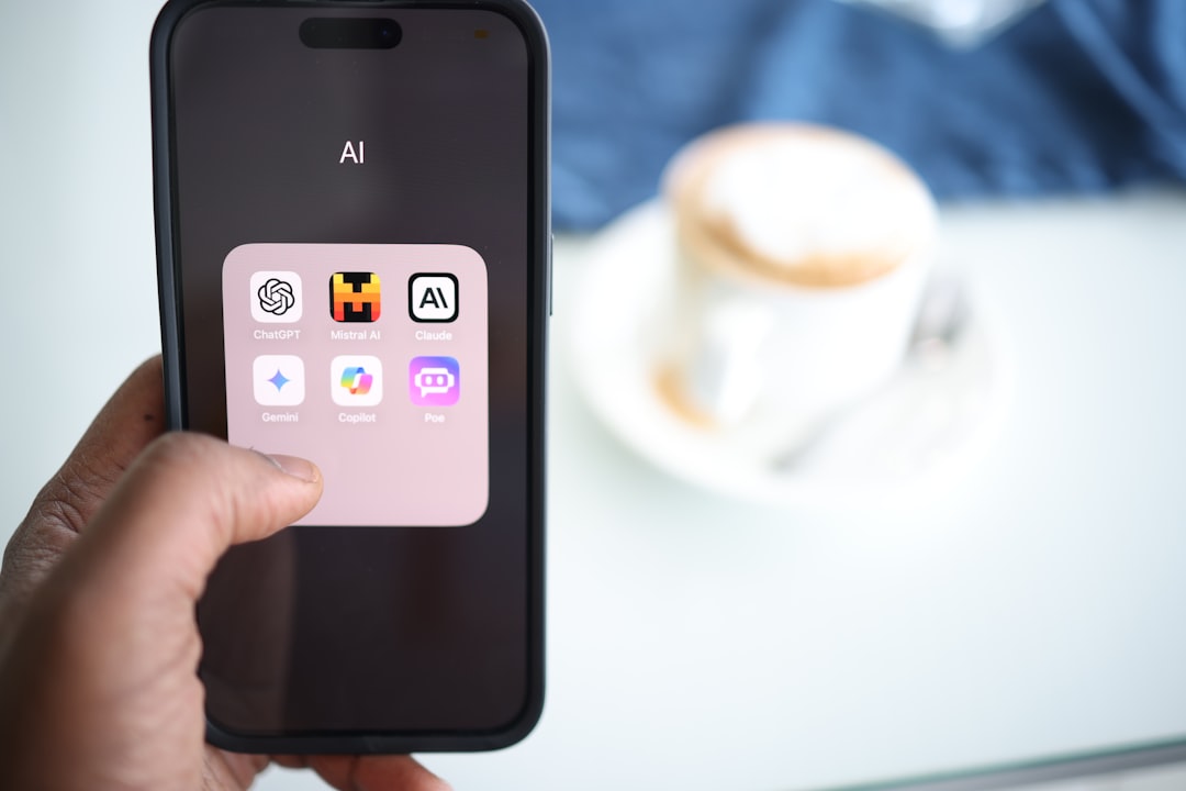 スマートフォンのアプリ画面を操作する手