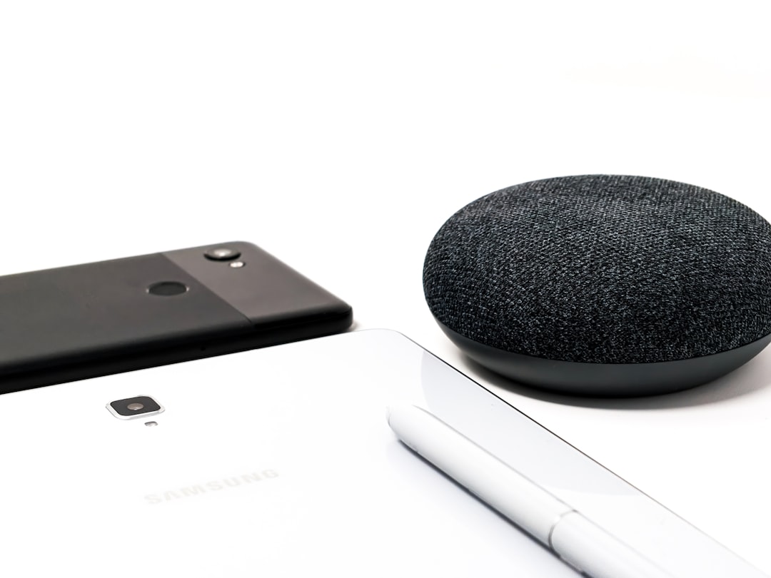 スマートフォンと音声アシスタントのイメージ