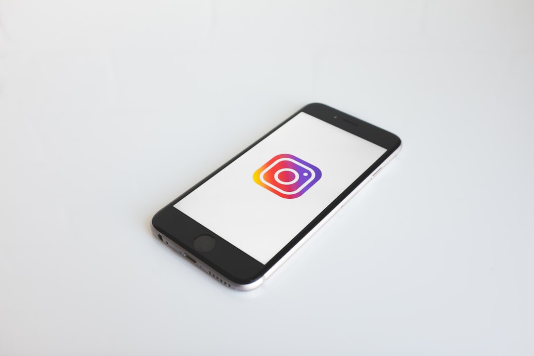スマートフォンでSNSアプリを使う様子