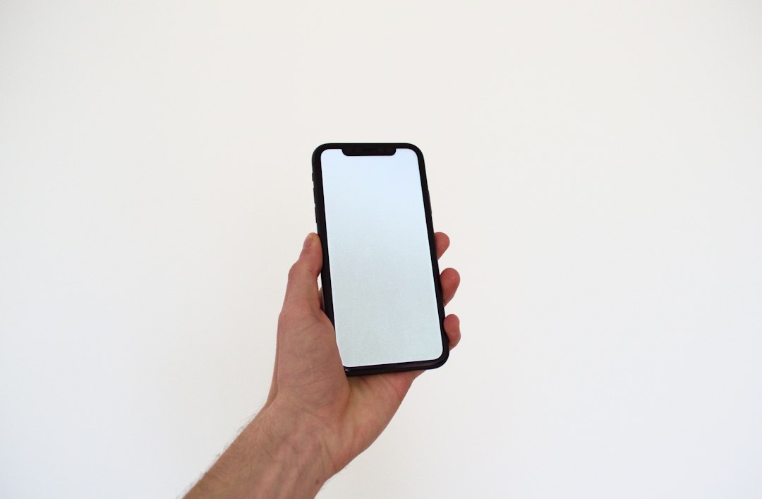 スマートフォンでサブスクアプリ画面を見る様子