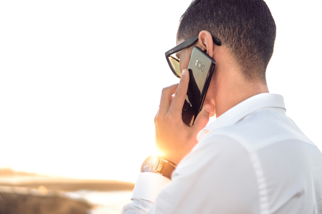 スマートフォンを手に持つ人物