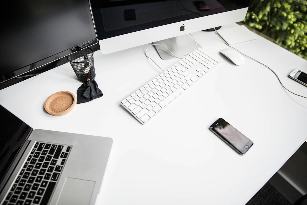 机の上のスマートフォンとキーボード